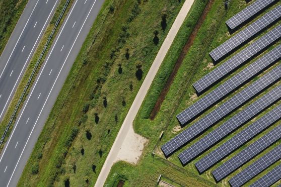 Zonnepark Reuver luchtfoto naast de A73